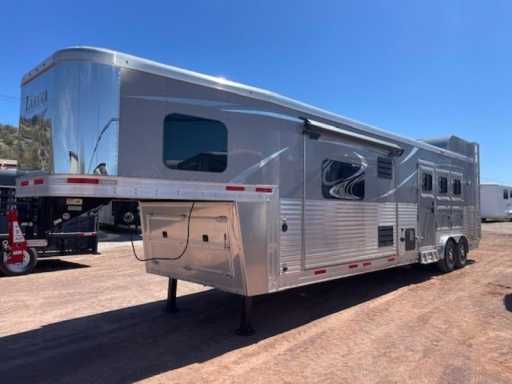 2020 Lakota big horn 3 horse gooseneck trailer with 14' living quarters