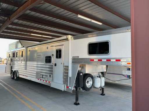 2021 4-star 4 horse side load gooseneck trailer with 13'8 living quarters