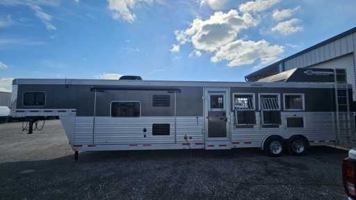 2018 Sierra 4 horse 16' living quarters trailer