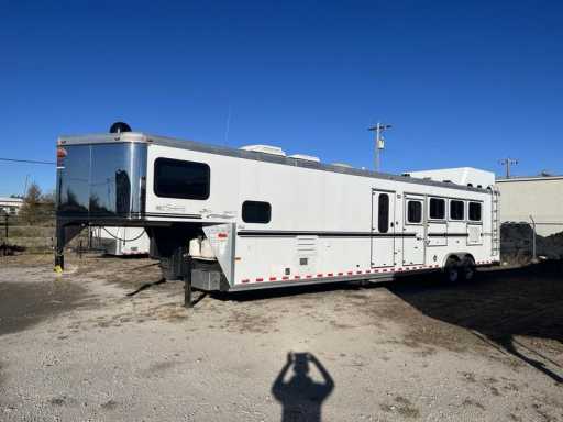 2006 Sundowner 4 horse gooseneck trailer with 16' living quarters