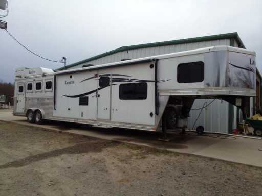 2015 Lakota charger 4 horse side load gooseneck 15' living quarters trailer