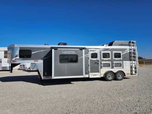 2022 Lakota 3 horse gooseneck trailer with 11' living quarters