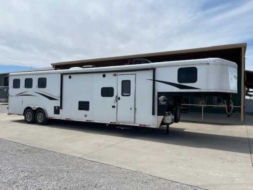 2021 Bison ricochet 3 horse gooseneck trailer with 13' living quarters
