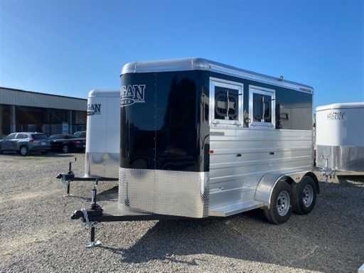 2023 Logan Coach bullseye 2-horse trailer w/corner water tank