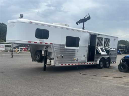2010 Hart 3-horse living quarters trailer with gas generator
