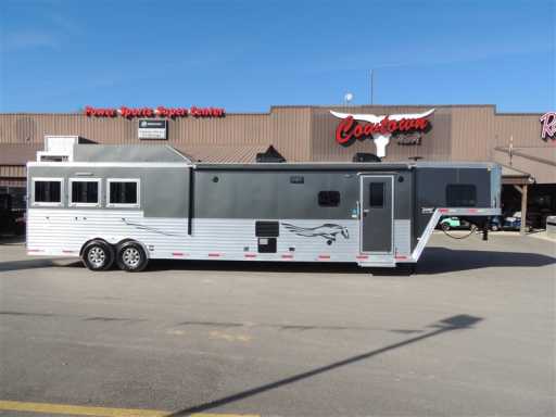 2016 Lakota 8318 3-horse trailer