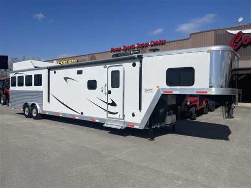 2019 Merhow 8416 4-horse trailer lq, pre-wired for generator