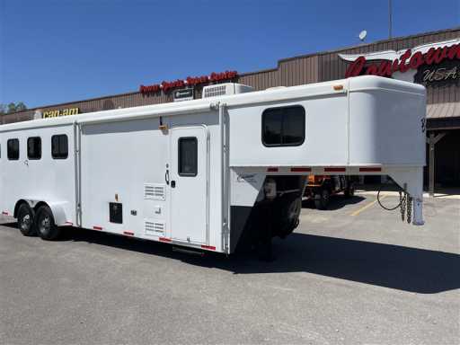 2011 Bison 7409 4-horse trailer with living quarters