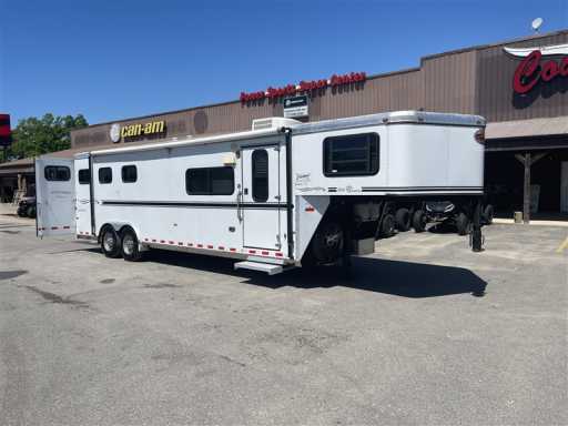 2005 Sundowner 8310 3-horse trailer with living quarters