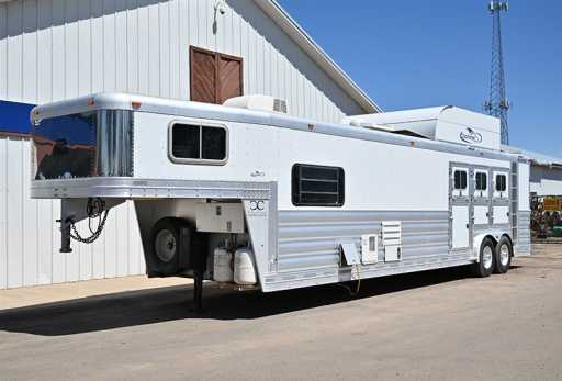 2008 Platinum Coach 17' living quarter horse trailer