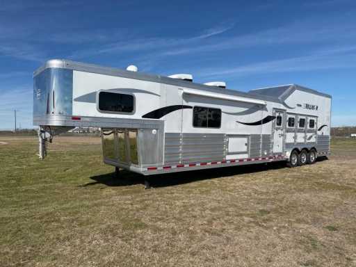 2024 Platinum Coach 4 horse 17'8" short wall with slide