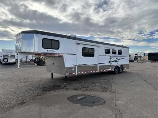 2014 Trails West 3 horse sierra with living quarters 8 wide