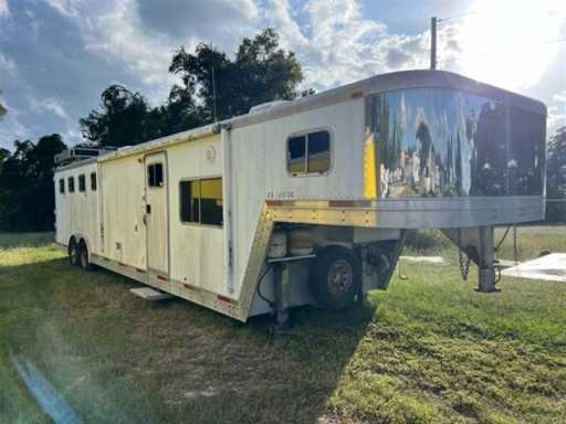 2001 Exiss 8' wide 4 horse w/ 13' lq