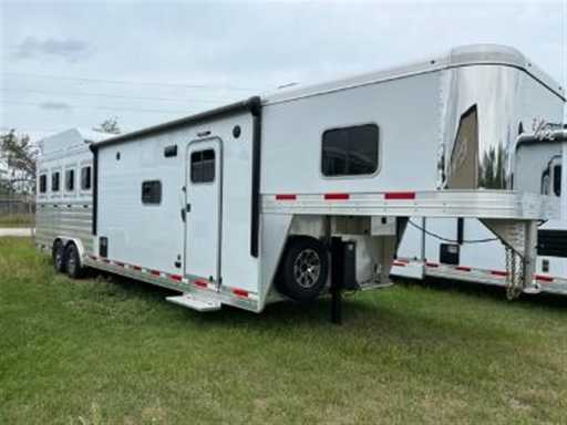 2022 Exiss 8' wide 4 horse w/ 12' living quarters and hayrack