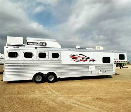 2008 Diamond living quarter horse trailers