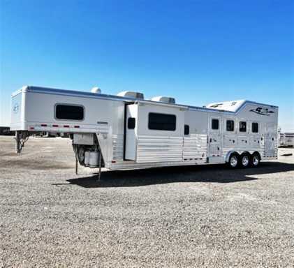 2020 4-star living quarter horse trailers