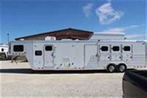 2012 Cimarron 3 horse 15' living quarter with mid-tack