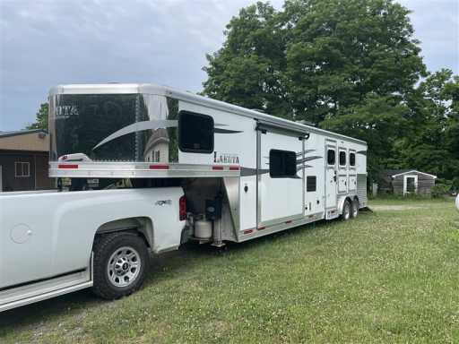 2019 Lakota charger 3 horse trailer w/ 13' lq & slide