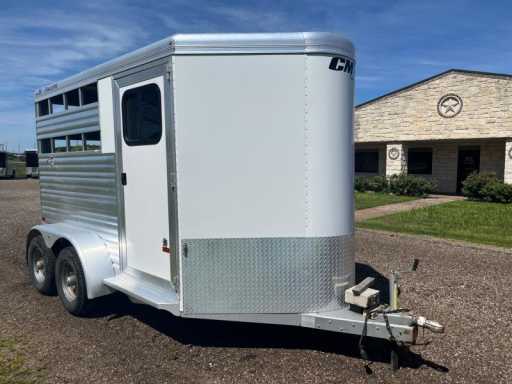 2016 Cm 2 horse bumper pull with drop windows on head