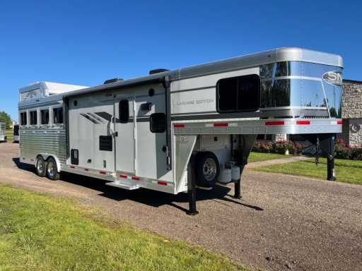 2021 smc 4 horse 11ft living quarter with slide and generator