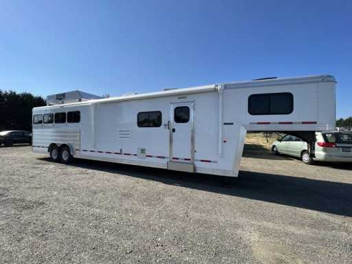 2022 Logan Coach 814 limited 4 horse w/ collapsible rear tack