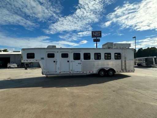 2005 Kiefer Built 5 horse gooseneck trailer with 4' living quarters