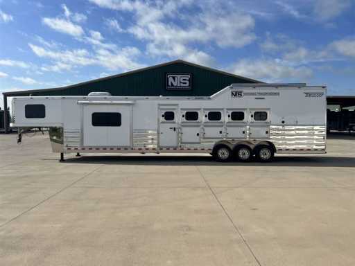 2024 Twister Trailer 5 horse side load gooseneck trailer with 13'6 outl
