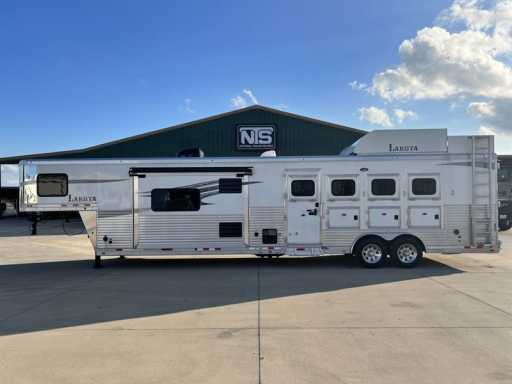 2018 Lakota charger 4 horse gooseneck 15' living quarters trai