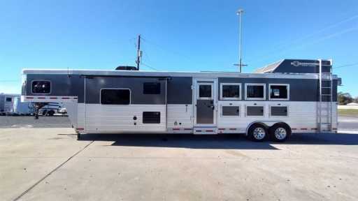 2018 Sierra 4 horse 16' living quarters trailer