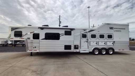 2024 Lakota big horn 4 horse side load gooseneck trailer with