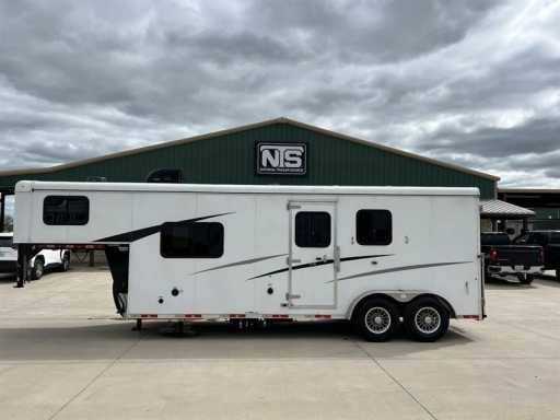 2020 Bison 2 horse gooseneck trailer with 7' living quarters