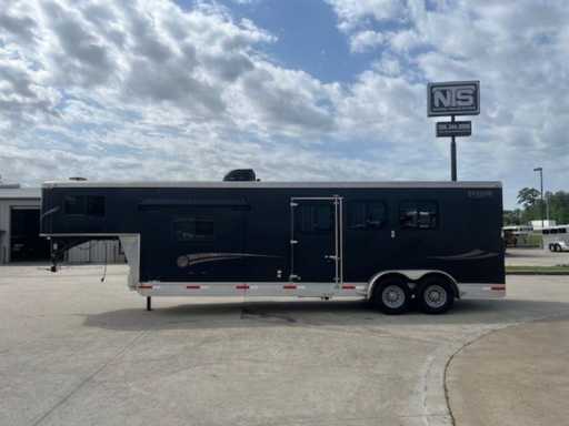 2019 Shadow 3 horse gooseneck trailer with 10'6 living quarter