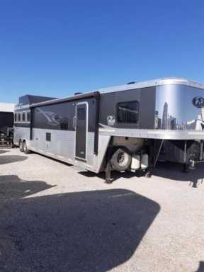 2015 Lakota 4 horse gooseneck trailer with 16' living quarters