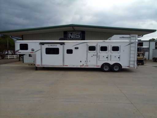 2022 Lakota colt 3 horse gooseneck trailer with 15' living qua