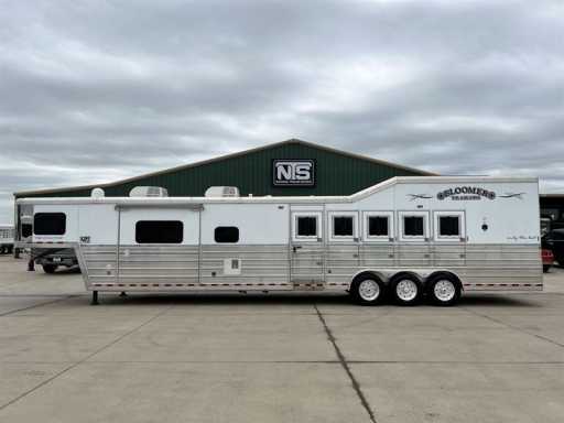 2018 Bloomer 5 horse side load gooseneck trailer with 16'6 outl