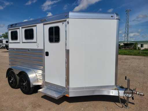 2024 4-star 2 horse with insulated roof & carpeted bulkhead w