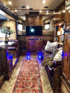 2025 Platinum Coach outlaw 4h side load,19' sw, 50 amp outlaw couch/di