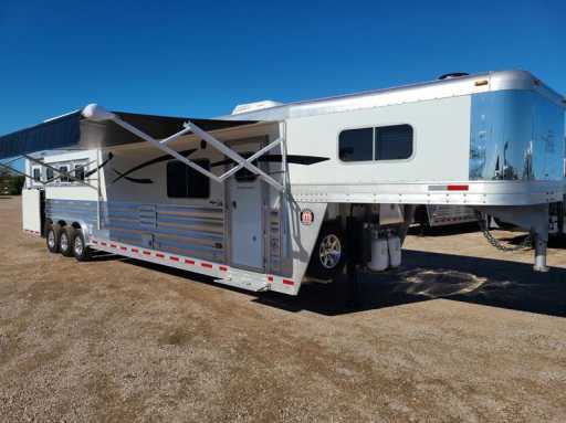 2024 Platinum Coach outlaw 4h 15' 8" outlaw side load couch & dinette!