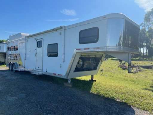 2006 Cimarron 8' wide 3 horse w/14' lq and midtack