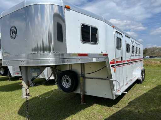 2000 Exiss 4 horse w/ dressing room