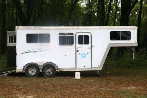 2003 Featherlite 2-horse straight load w/dressing room
