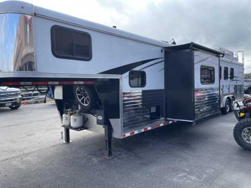 2018 Bison 8416 side load 4-horse trailer with generator