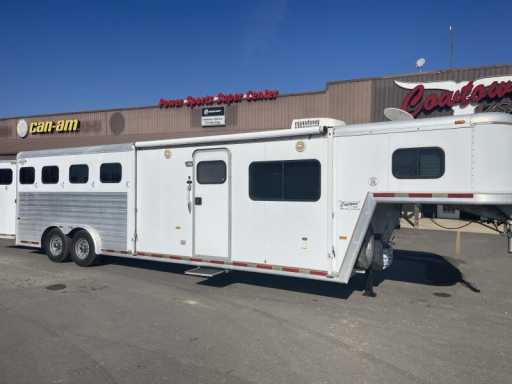 2000 Hart 8410 4-horse trailer with living quarters and 8' width