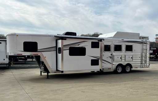 2023 Merhow stampede 8312b bc 3 horse living quarters with slide out