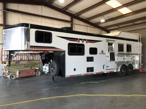 2023 Bison 3 horse trailer with 9\' living quarters